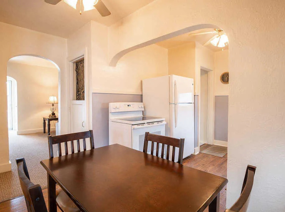 Dining room
        2